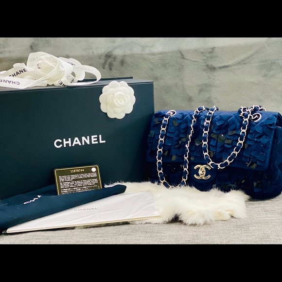 Chanel Shingle Medium Flap Bag - Picture 2 of 16